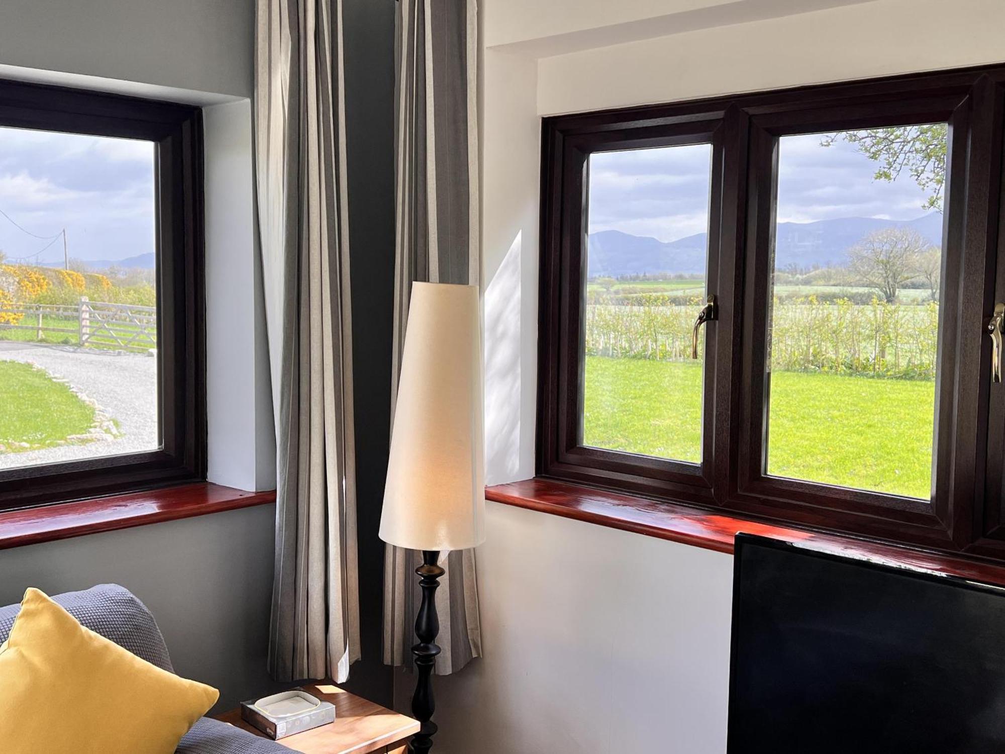 3 Bed Detached Cottage- Log Burner Mountain Views Beaumaris Exterior photo
