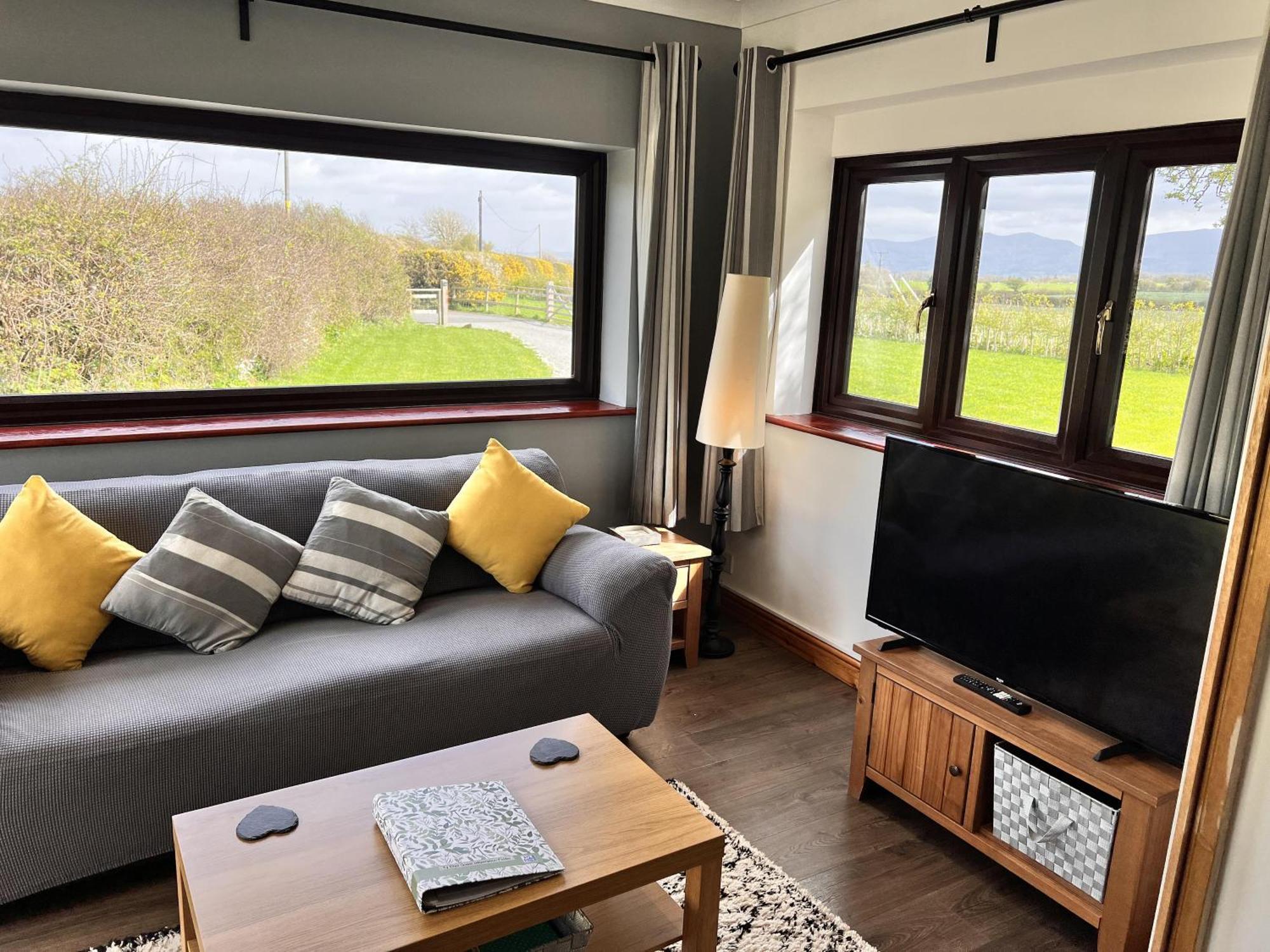 3 Bed Detached Cottage- Log Burner Mountain Views Beaumaris Exterior photo